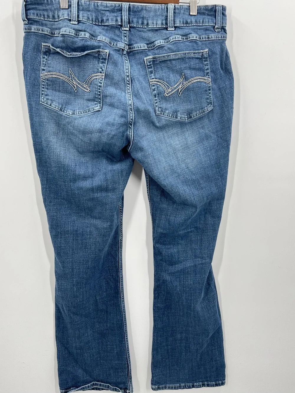 160 Wrangler Women’s Medium Wash Blue Boot Cut Jeans
